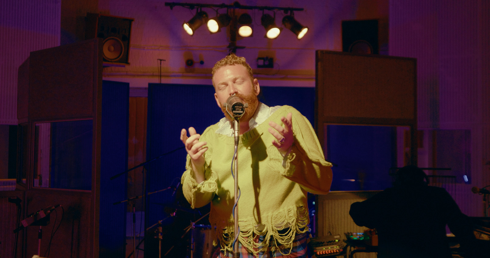 Street Violence × Tom Rasmussen, live performance directed by Joseph Wilson for Abbey Road × Gay Times. Colour grade by Anibal Castaño, Grade by Humans (still 3)
