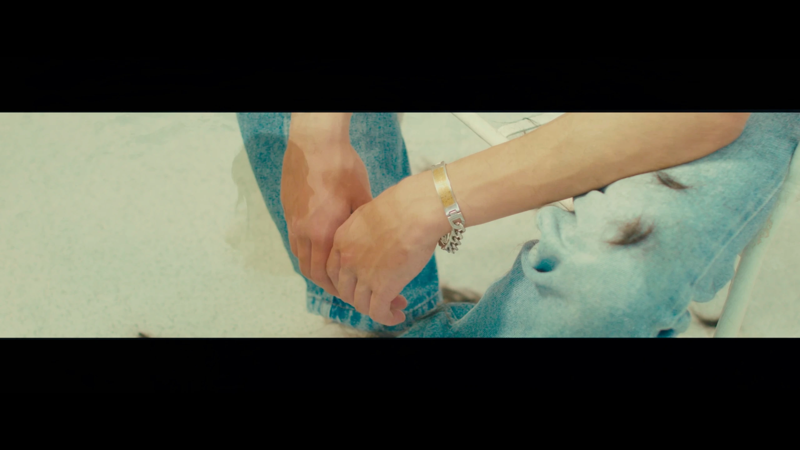 To Peel A Tangerine, short film directed by Valeria Martínez. Cinematography by Anibal Castaño, still 9