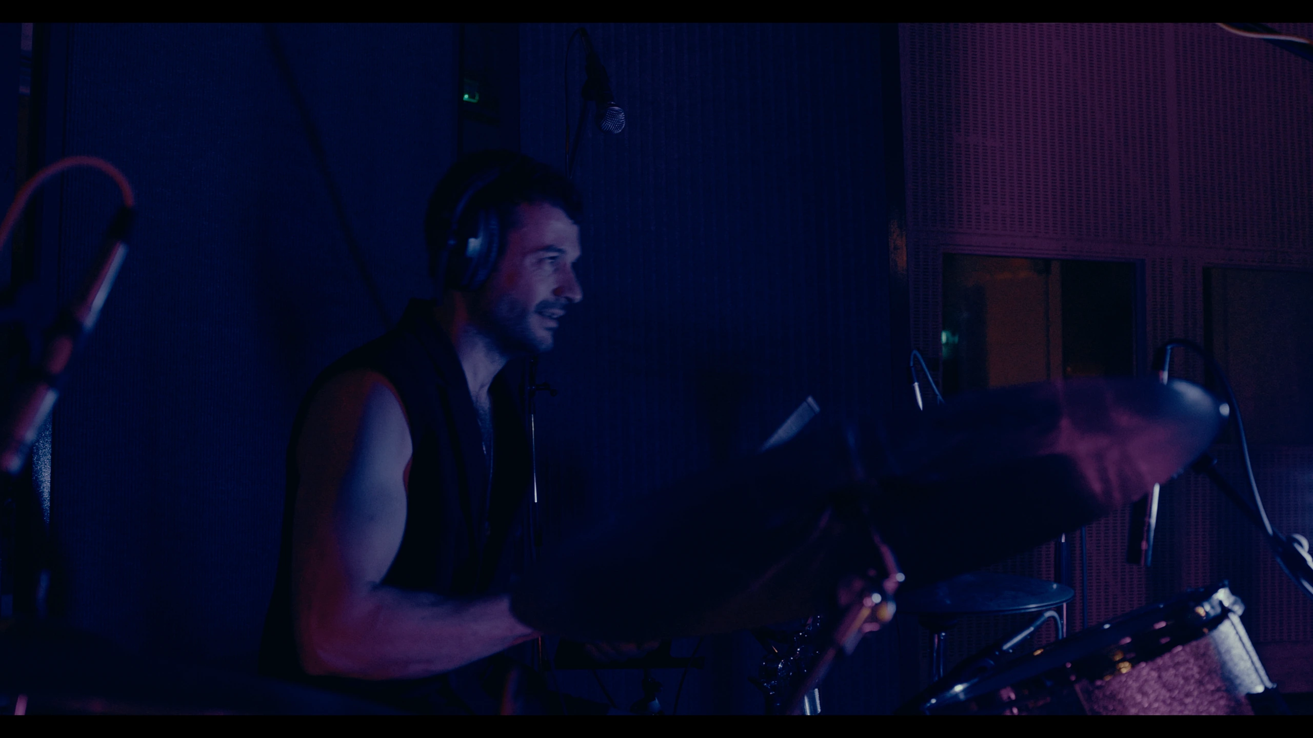 Street Violence — Tom Rasmussen, live performance directed by Joseph Wilson. Cinematography by Anibal Castaño, still 3